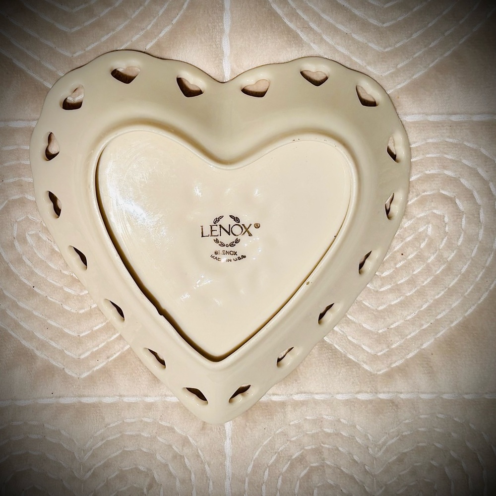 PART OF THE VINTAGE HEART SHAPED COLLECTION FROM LENOX. DISCONTINUED - Picture 4 of 8